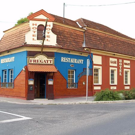 Kaloz Fregatt Panzio & Etterem Tata Bagian luar foto