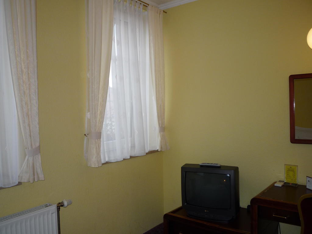 Kaloz Fregatt Panzio & Etterem Tata Ruang foto